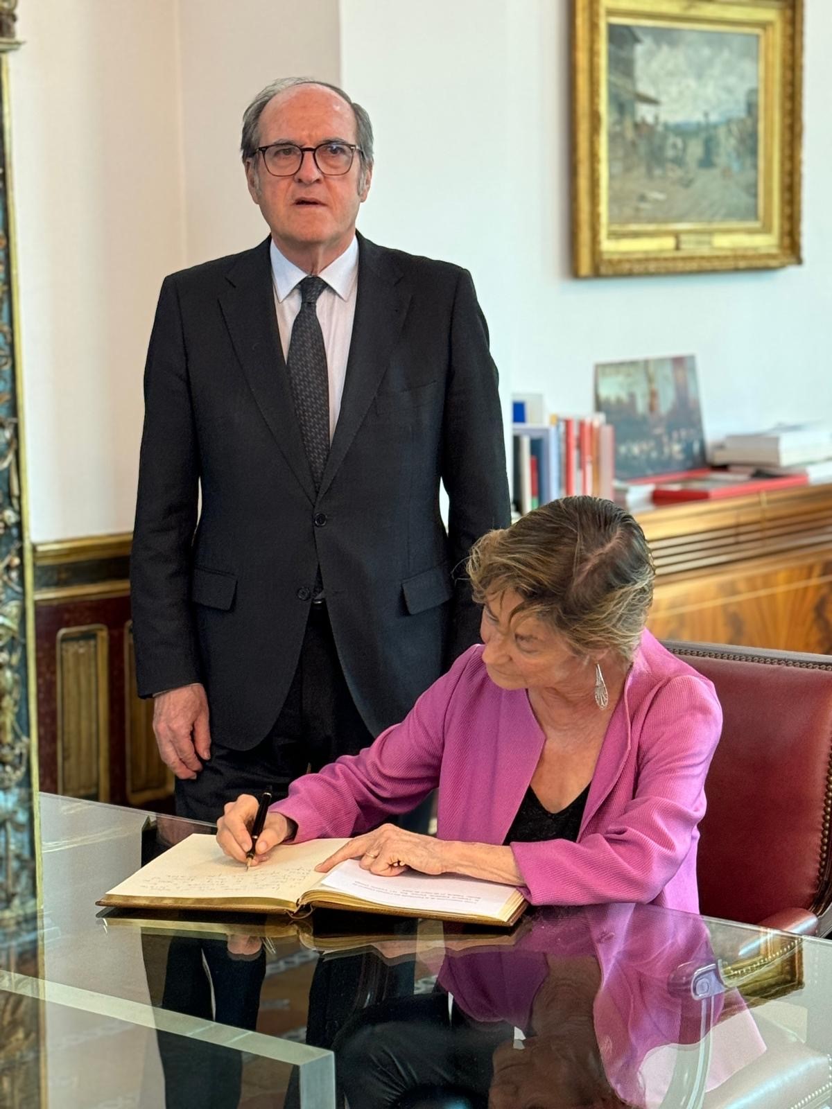 El Defensor del Pueblo, Ángel Gabilondo, con la presidenta del Consejo General de la Abogacía Española, Victoria Ortega