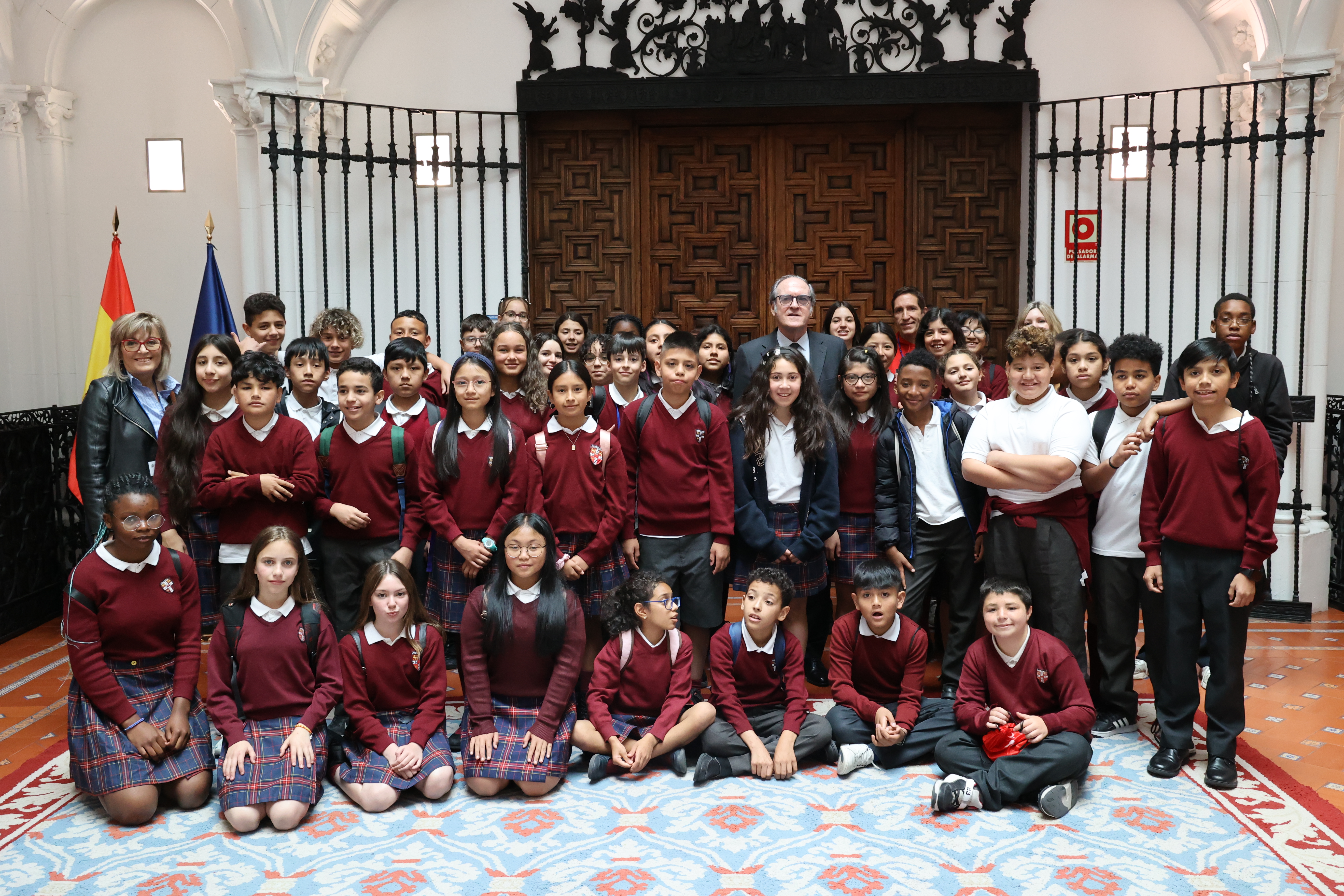 Encuentro de Ángel Gabilondo con escolares de Primaria de visita en la institución del Defensor del Pueblo
