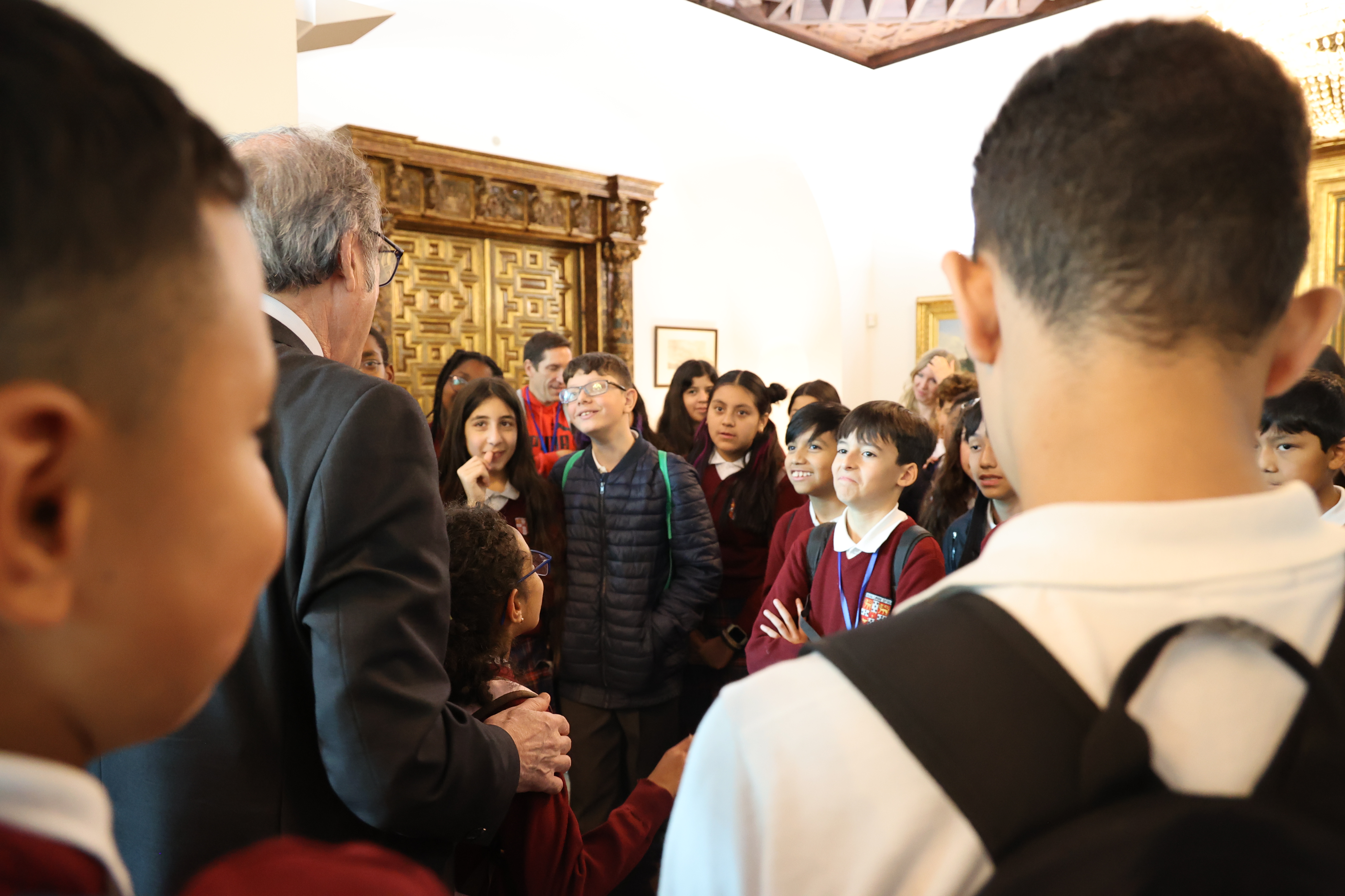 Encuentro de Ángel Gabilondo con escolares de Primaria de visita en la institución del Defensor del Pueblo