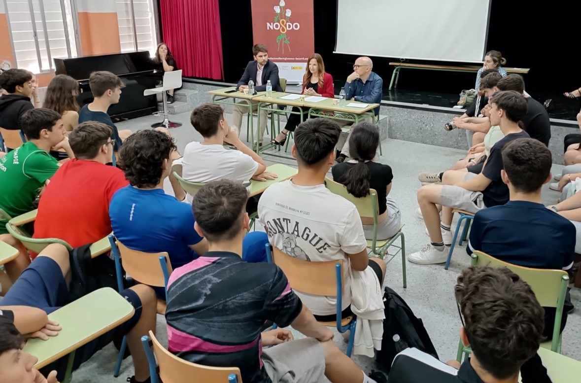 La adjunta primera, Teresa JIménez-Becerril, imparte una charla en un instituto de Sevilla