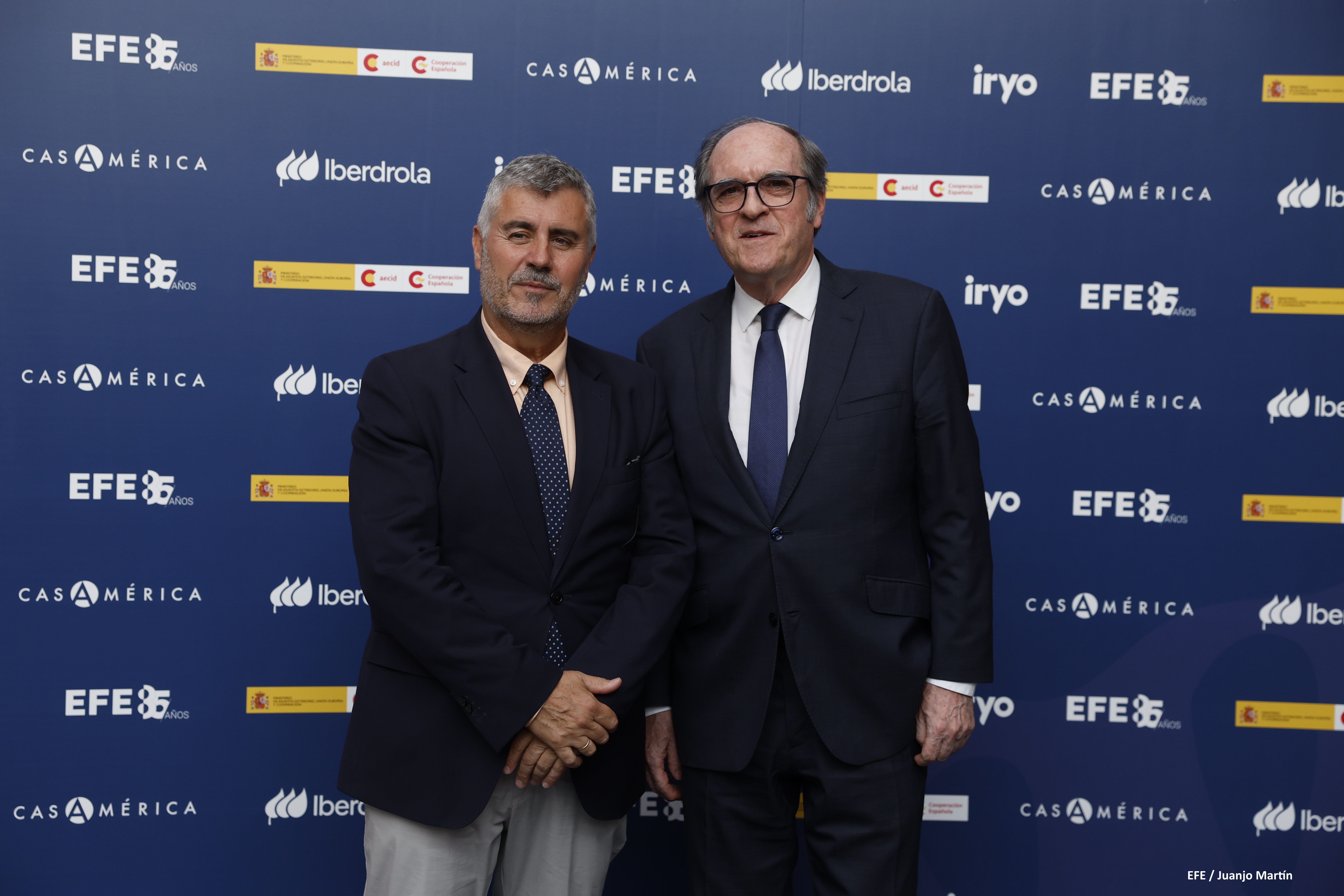 El Defensor del Pueblo, Ángel Gabilondo con el presidente de la agencia EFE, Miguel Ángel Oliver