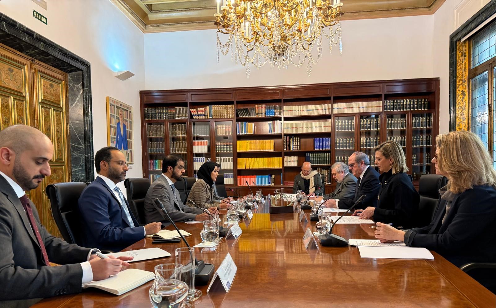 Ángel Gabilondo mantiene un encuentro con la presidenta del GANHRI, Maryam Abdullah Al Attiyah