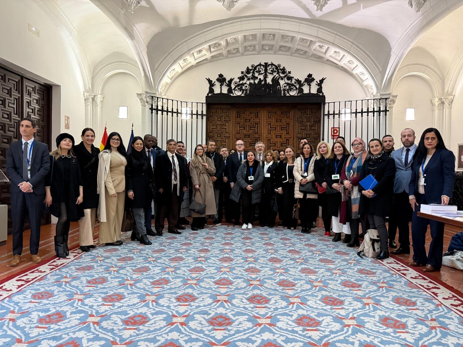 El Defensor del Pueblo, Ángel Gabilondo en la sede de la institución con alumnos y alumnas de la XX edición del Curso para Asesores Parlamentarios.