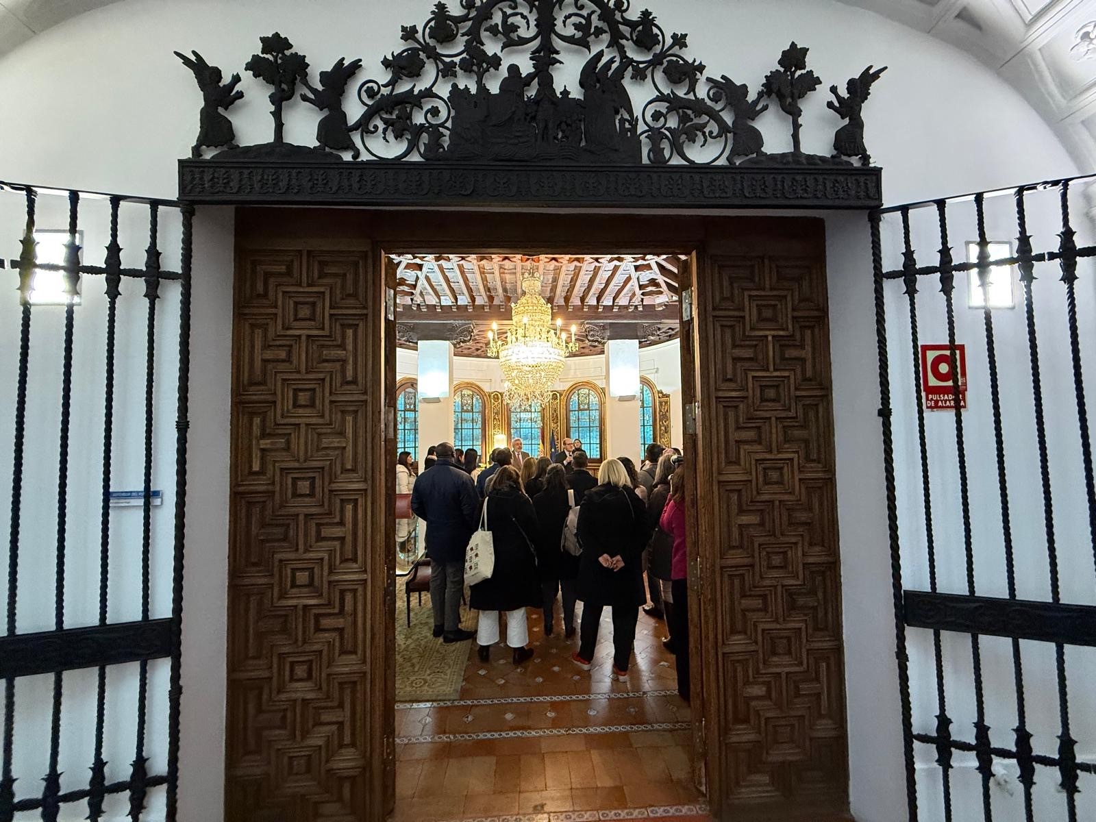 El Defensor del Pueblo, Ángel Gabilondo en la sede de la institución con alumnos y alumnas de la XX edición del Curso para Asesores Parlamentarios.