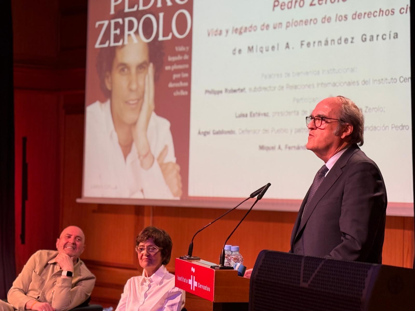 El Defensor del Pueblo, Ángel Gabilondo, ha manifestado que “Pedro Zerolo, fue más que un activista, fue un activador de los derechos y de su concreción legislativa” y ha destacado de él que “no le bastaba la incidencia, buscaba la transformación”.