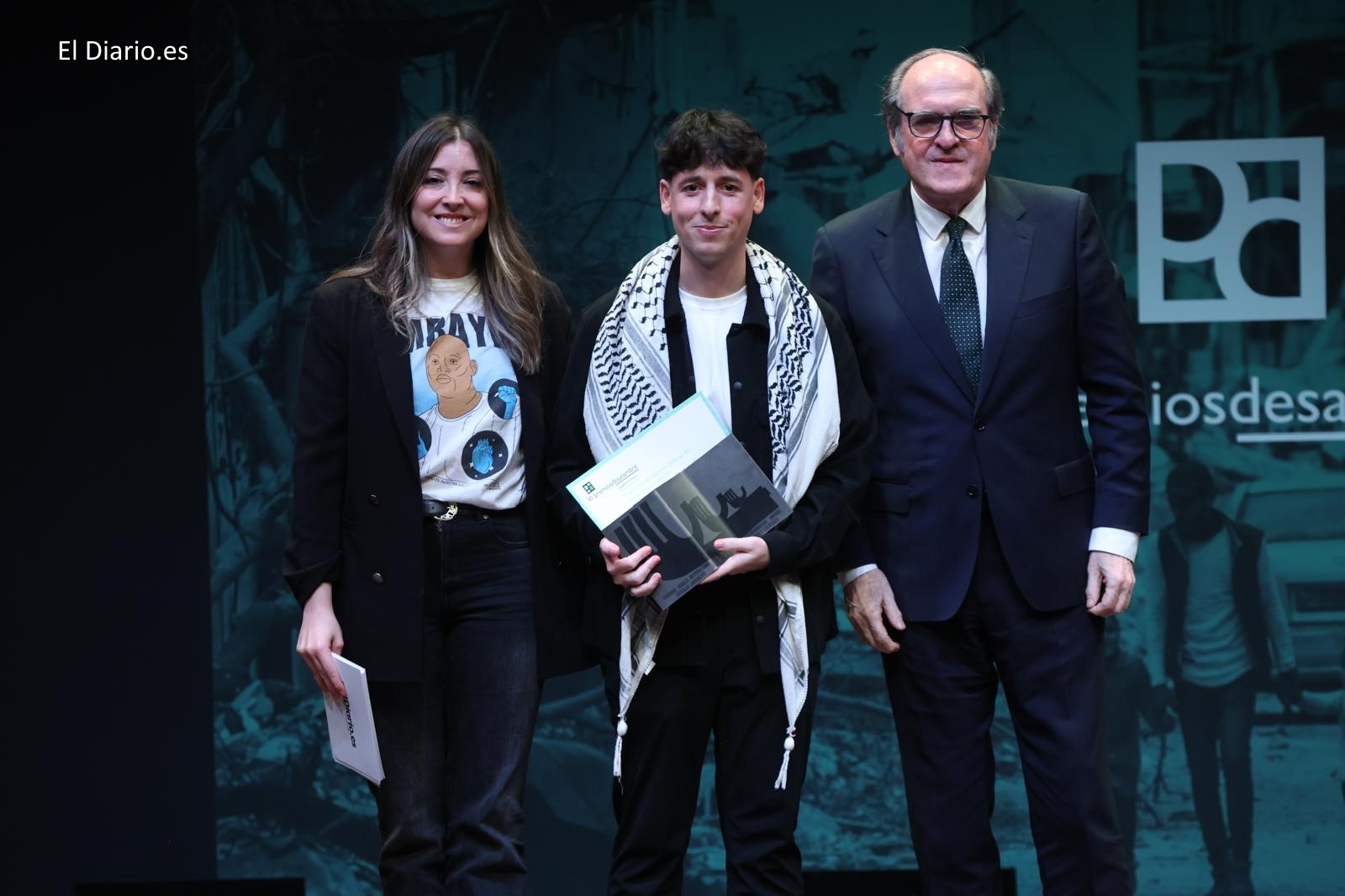 El Defensor del Pueblo, Ángel Gabilondo, ha participado en la VI Edición de los Premios Desalambre, donde ha entregado el galardón ‘Activista del año’ al fundador de la Asociación EXMENAS, Ismail El Mjdoubi.