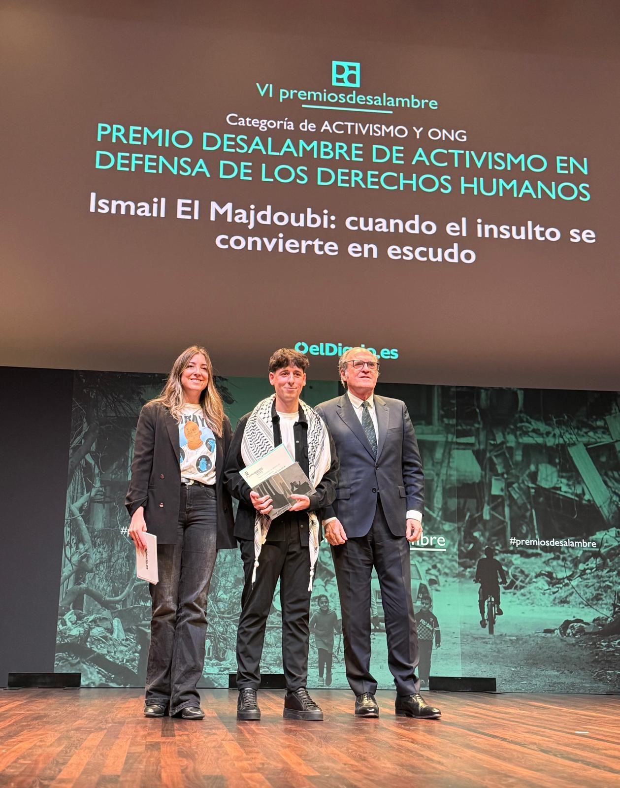 El Defensor del Pueblo, Ángel Gabilondo, ha participado en la VI Edición de los Premios Desalambre, donde ha entregado el galardón ‘Activista del año’ al fundador de la Asociación EXMENAS, Ismail El Mjdoubi.